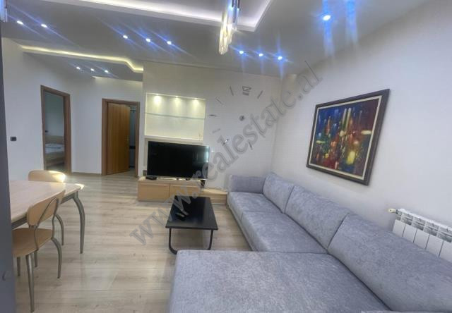 Apartament 2+1 me qera ne rrugen Sami Frasheri ne Tirane.
Eshte i pozicionuar ne katin e katert te 